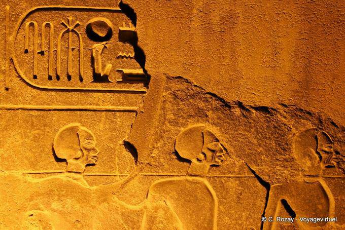 Baixo-relevo representando os prisioneiros do faraó, Templo de Luxor - Egipto