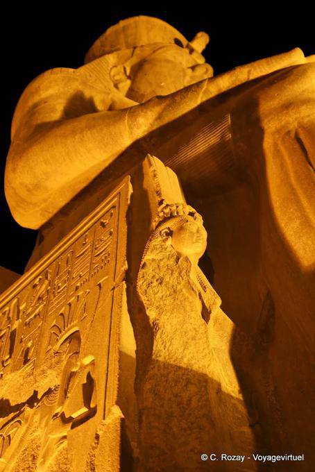 Ramses II e Nefertari sentar sua perna, Templo de Luxor - Egipto