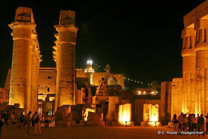 No pátio de Ramsés, Templo de Luxor - Egipto