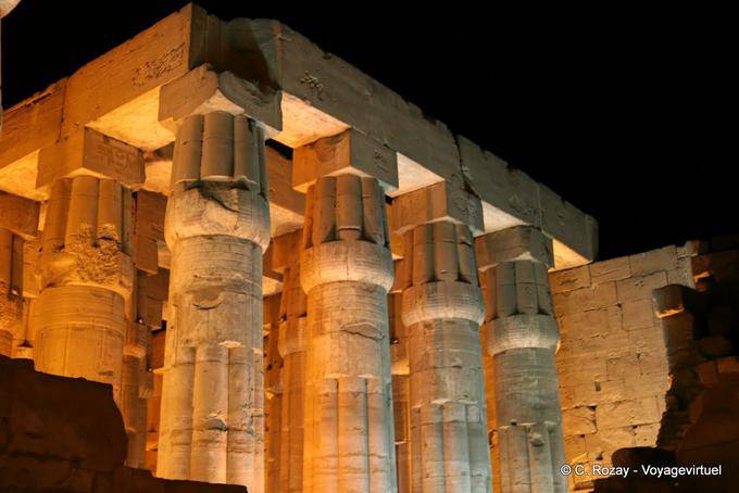 Colunas no Tribunal de Amenhotep III, Luxor Temple - Egipto