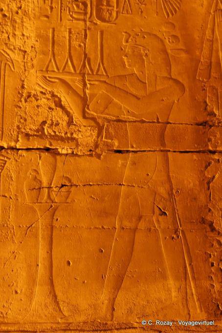 Amenhotep III fez uma oferta para Amun, baixo-relevo, Luxor - Egipto