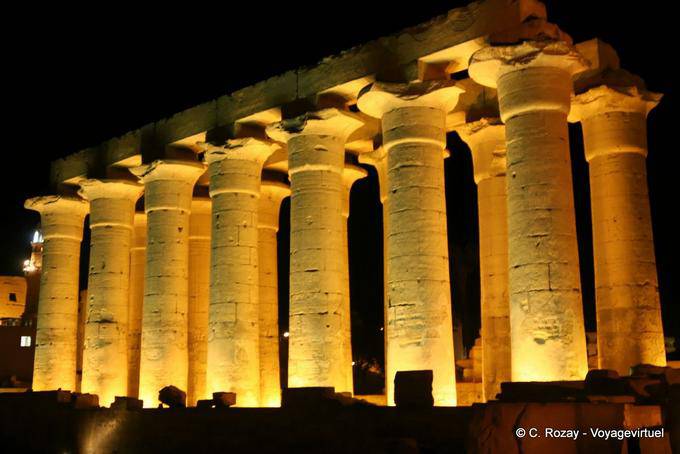 Colunata erguido no momento de Tutankamon, Luxor - Egipto