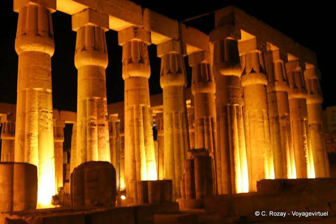 Hypostyle com vista para as luzes da noite, Templo de Luxor - Egipto