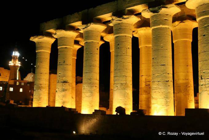 Colunata de Amenhotep e acendeu mesquita, Templo de Luxor - Egipto
