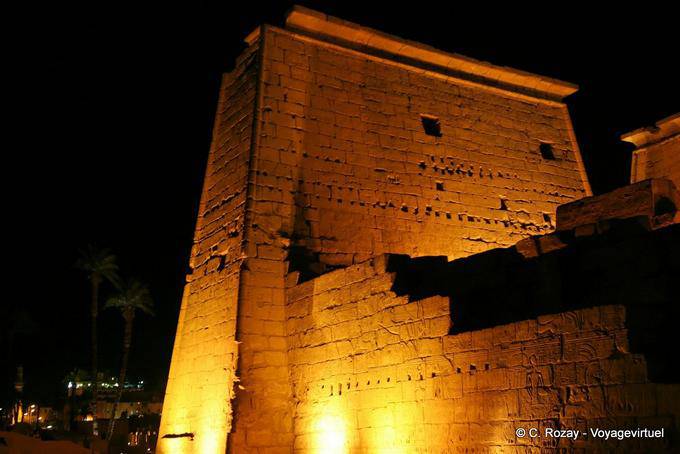 Atrás do primeiro pilão, Templo de Luxor - Egipto