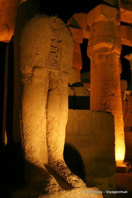 Abaixo estátua truncada, Templo de Luxor - Egipto