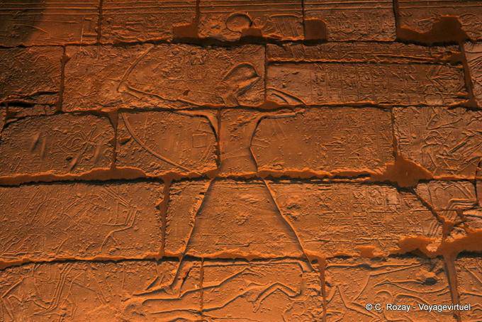 Faraó com um arco, o alívio da batalha de Kadesh, Templo de Luxor - Egipto