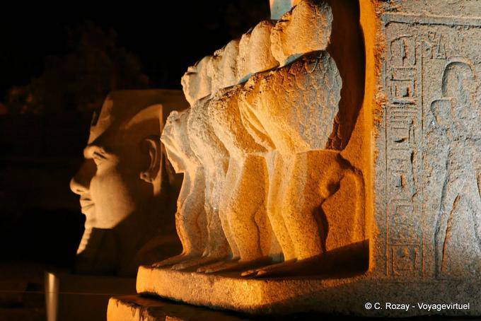 Profiles in a noite, escultura, Templo de Luxor - Egipto