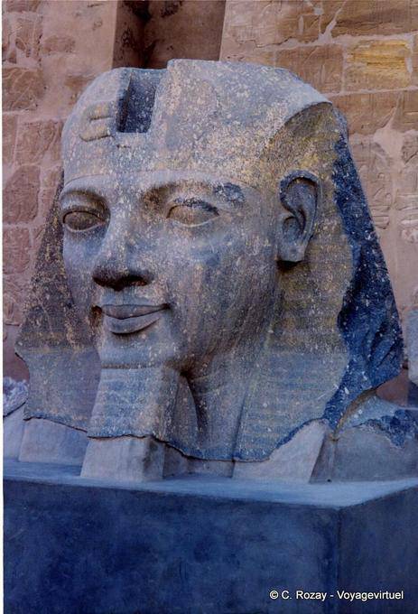 Ramses II cabeça para o chão na frente do primeiro pilão, Templo de Luxor - Egipto