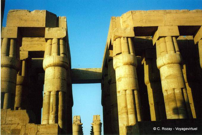 Colunas Capitals papiro fechado perto do pátio solar Amenhotep III, Luxor - Egipto