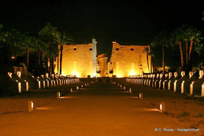 Panorama da noite dos dromos eo pilão de Ramsés II, Luxor - Egipto