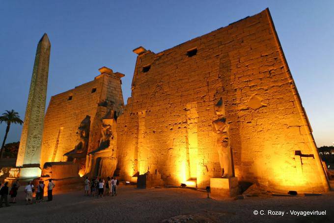 O pilão de Ramsés II, e staues obelisco colossal iluminação visão noturna, Luxor - Egipto