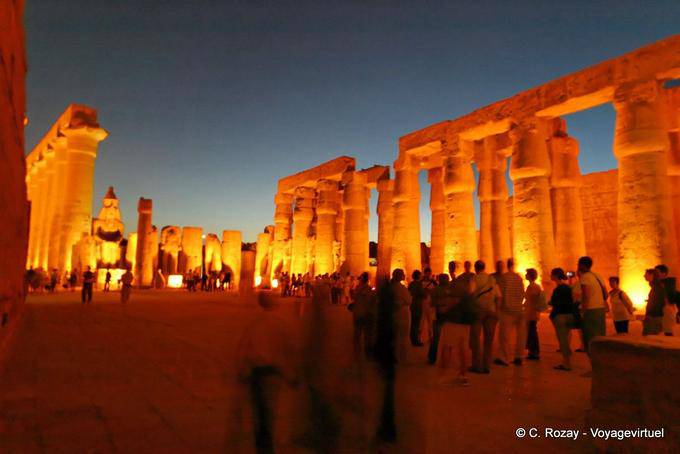 Turismo no Grande Tribunal de Ramsés II, Templo de Luxor - Egipto