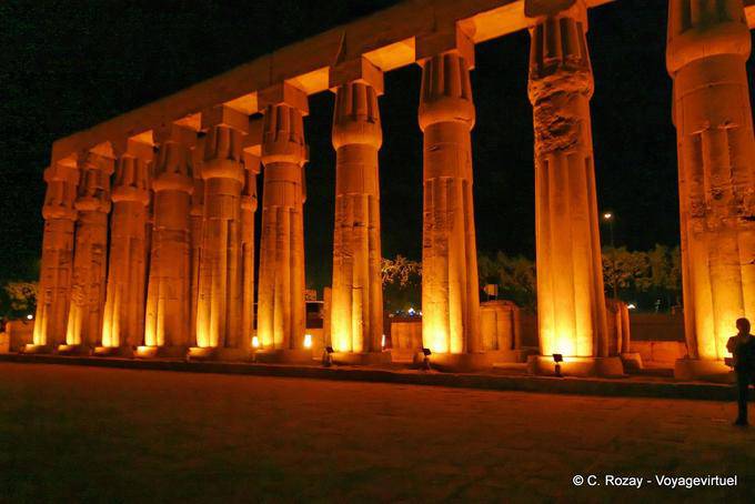 Colunas de papiro e fibroso canelada, Tribunal de Amenhotep III, Luxor Temple - Egipto