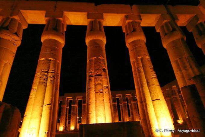 Templo de Luxor, colunas de papiro na noite - Egipto