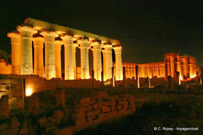 O Templo de Luxor iluminada para outdoor e noite - Egipto