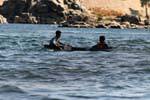 Crianças do Nilo em uma mini-boat, Assuão, Egipto.