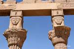 Pilares de sustentação capitais descrevendo a deusa Hathor, Templo de Philae, Egipto.