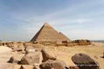 Blocos de pedra calcária e pirâmides em uma fileira, Giza, Egipto.