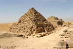 As pequenas pirâmides no sítio arqueológico de Gizé Rainhas, Egipto.
