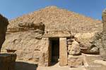 A entrada para a capela do culto de Miquerinos, Caracterizando norte da pirâmide, Egipto.