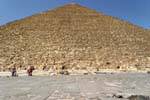 Plataforma entre pedra e céu, a Grande Pirâmide de Quéops, Egipto.