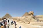 Sphynx no caminho das pirâmides de Gizé, Egipto.