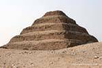 Vista panorâmica da pirâmide em Saqqara, obras construídas em pedra, Egipto.