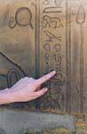 Dedo em hieróglifos, templo de Edfu, Egipto.