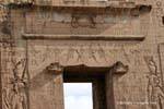 Acima do portal do pátio com Horus retratado como um templo alado sol de Edfu, Egipto.