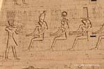 Faraó Ptolomeu XII fazendo oferendas às divindades, pilão de Edfu, Egipto.