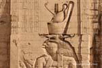 Horus cabeça esculpida na torre monumental, templo de Edfu, Egipto.