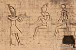 Oferecendo o faraó Ptolomeu XII aos deuses à esquerda da torre, templo praça, Edfu, Egipto.