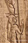 Escultura da deusa Hathor, esposa de Horus, o direito de a porta de acesso ao templo, Edfu, Egipto.