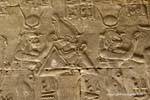 Faraó e seus atributos. Ele é cercado por representações de Hathor Templo de Edfu, Egipto.