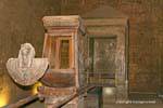 O repositório Naos da estátua divina do deus-falcão eo barco Mariette, Edfu, Egipto.