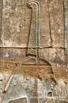 Detalhe de um relevo que mostra o cocar do faraó, o templo de Edfu, Egipto.
