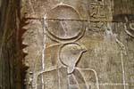 Hórus, filho de Osíris e Ísis, vestindo a lua eo sol, baixo-relevo, Templo de Edfu, Egipto.