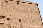 Veja na parte superior direita do lado de fora da torre, templo de Edfu, Egipto.