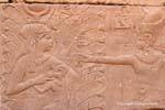 Hathor amamentando seu filho Harsomtous, parede Mammisi (cidade natal), Templo de Edfu, Egipto.