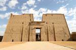 Edfu, a imponente fachada da torre guardada por duas estátuas de Horus na entrada, Egipto.