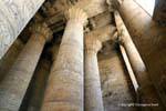 Colunas e capitéis da Grande Hypostyle Hall, Templo de Edfu, Egipto.