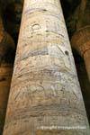 Relevos que decoram uma grande coluna do templo de Horus, Edfu, Egipto.