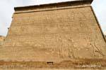 Relevos representando Khnum e Neith com uma cabeça de leão contra o faraó, Esna Temple, Egipto.