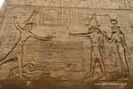 Relevo do deus Khnum antes de Ptolomeu em seus inimigos pelos cabelos, Esna Temple, Egipto.