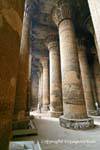 As imensas colunas do Hypostyle Hall, Templo de Esna, Egipto.
