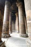 Quatro fileiras de seis colunas de 12 metros de altura que apoiam o Hypostyle Hall, Templo de Khnum, Esna, Egipto.