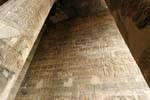 Baixos-relevos na parede do Hypostyle Hall, Templo de Esna, Egipto.