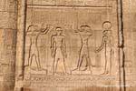 Purificação pelo rei Horus e Thoth com Menhit Ouret, Esna Temple, Egipto.