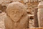 Estátua do faraó busto retouvée em ruínas, o templo de Esna, Egipto.
